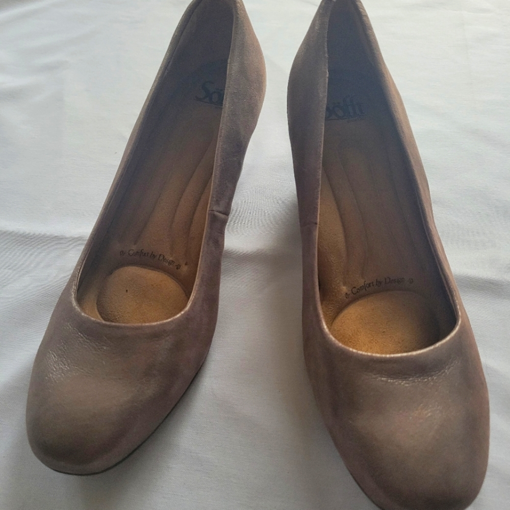 Women's Sofft Chunky Heel Low Pumps Sz. 8.5, metallic gold finish